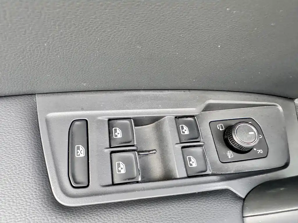 Volkswagen Tiguan L — фото 16