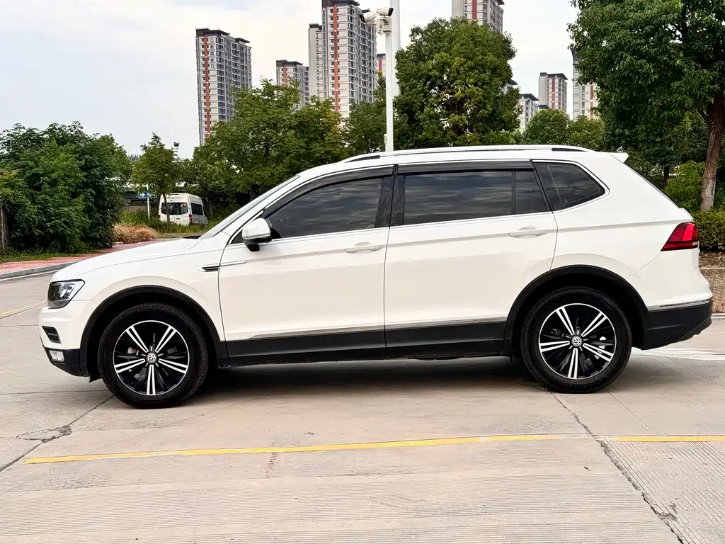Volkswagen Tiguan L — фото 4
