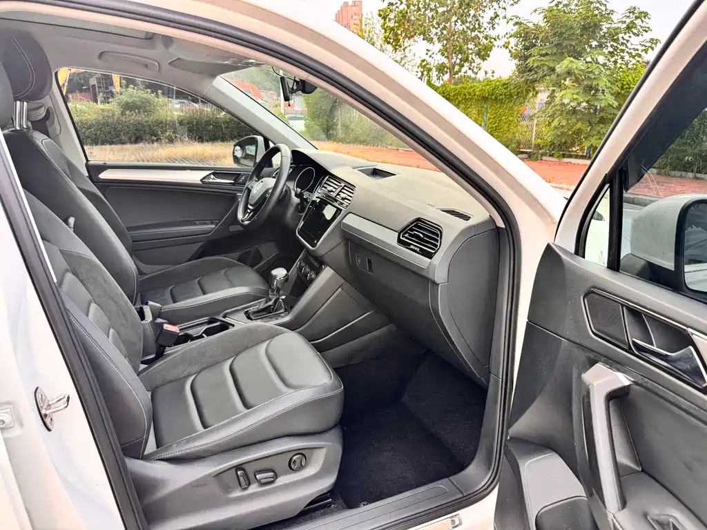 Volkswagen Tiguan L — фото 9