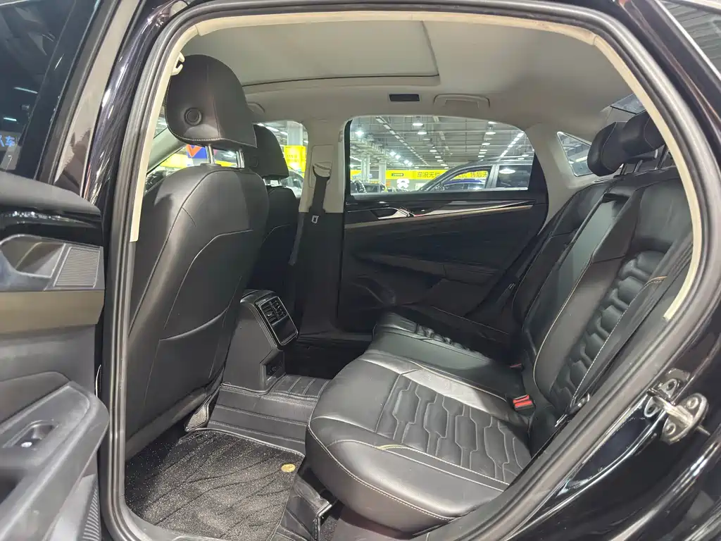 Volkswagen Passat — фото 8