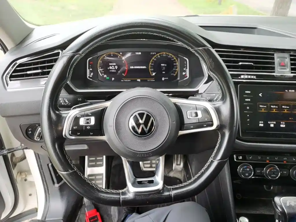 Volkswagen Tiguan L — фото 11