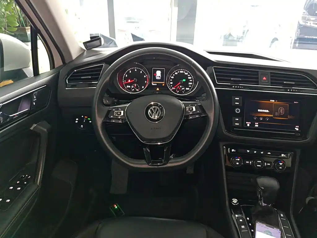 Volkswagen Tiguan L — фото 7