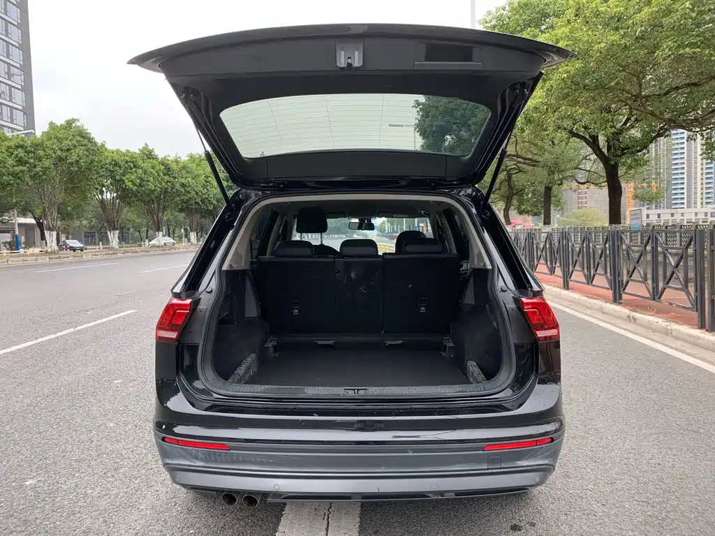 Volkswagen Tiguan L — фото 7