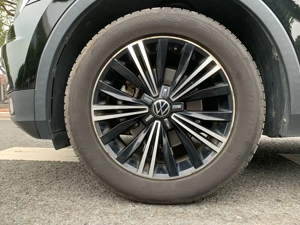 Volkswagen Tiguan L — фото 10