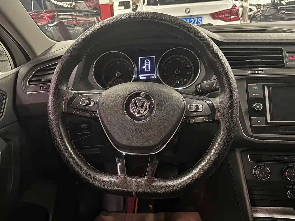 Volkswagen Tiguan L — фото 10
