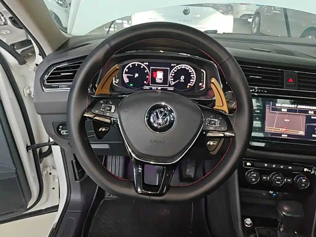 Volkswagen Tiguan L — фото 11
