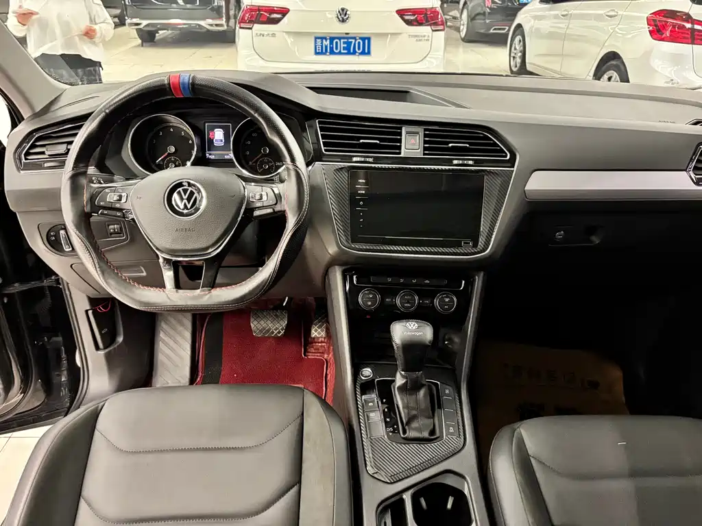 Volkswagen Tiguan L — фото 8