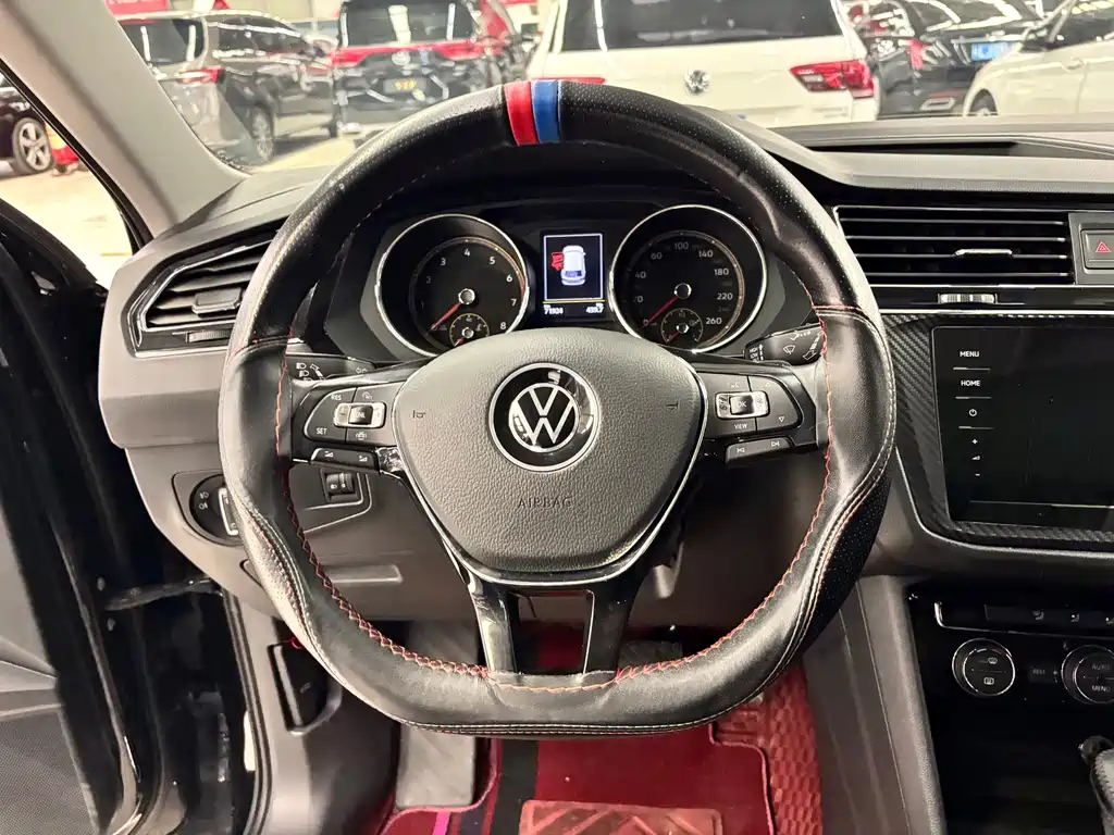 Volkswagen Tiguan L — фото 9