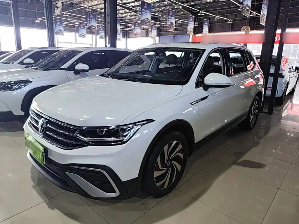 Volkswagen Tiguan L — фото 2