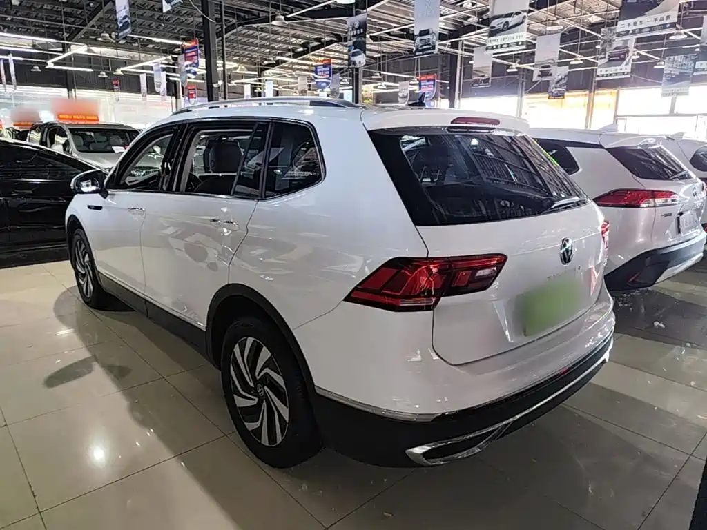 Volkswagen Tiguan L — фото 23