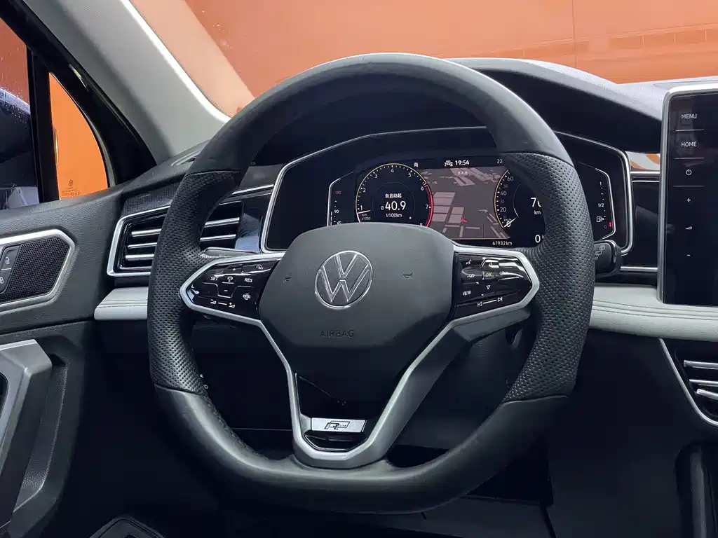Volkswagen Tiguan L — фото 15