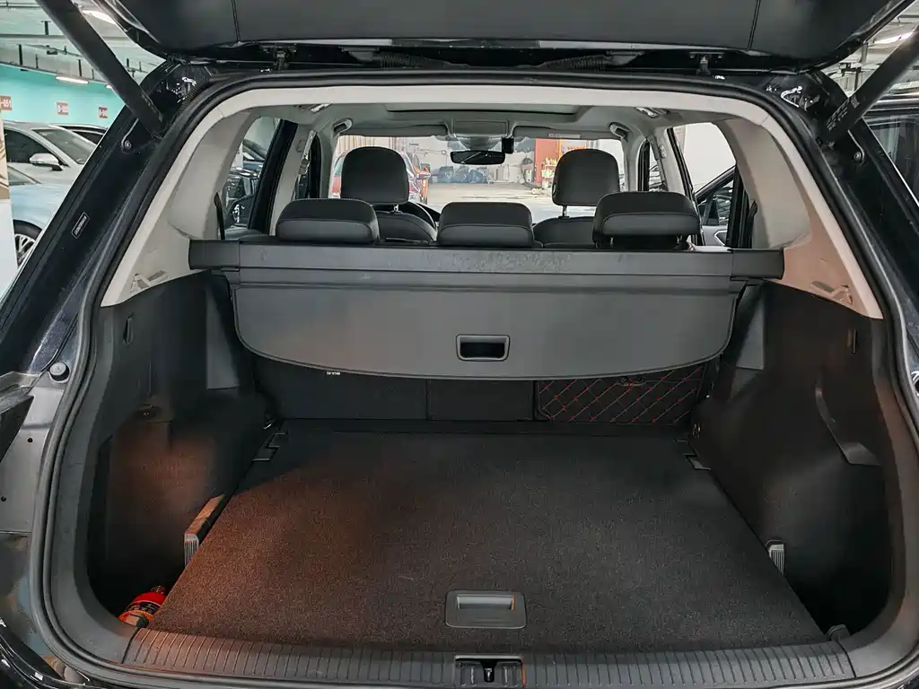 Volkswagen Tiguan L — фото 13