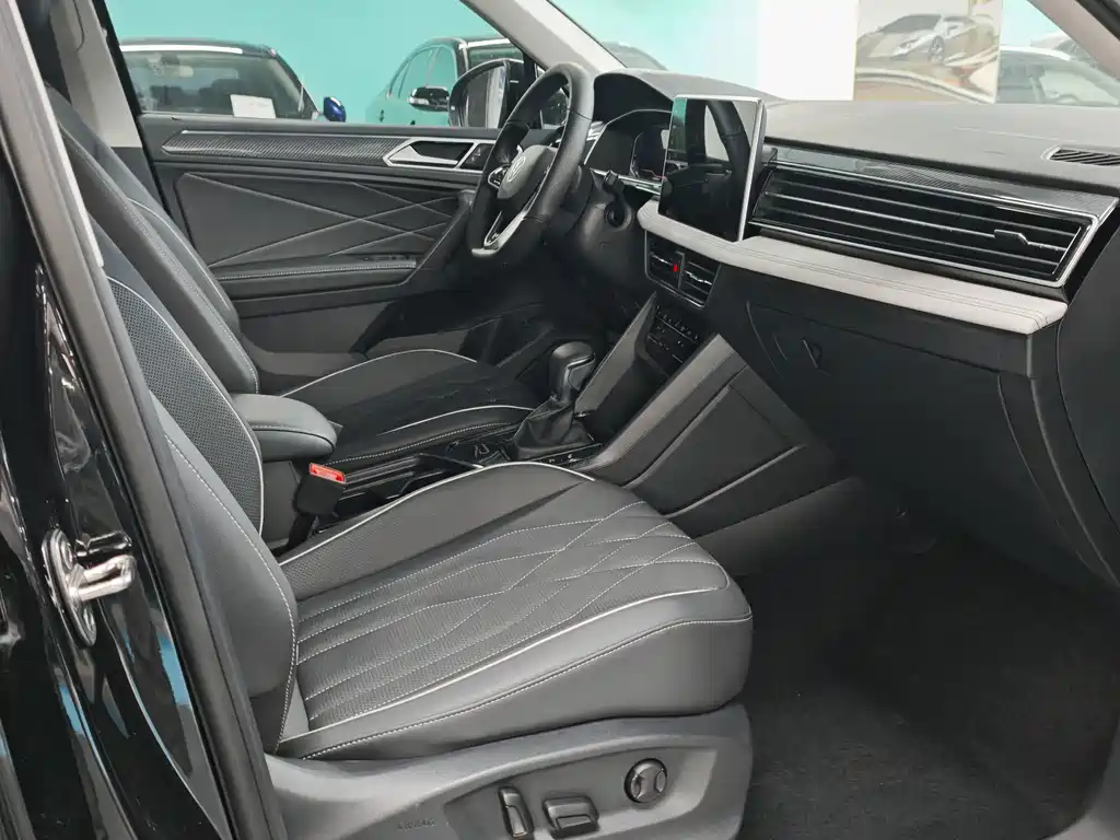Volkswagen Tiguan L — фото 14