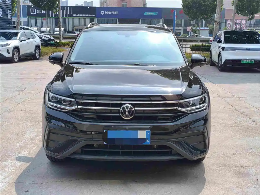 Volkswagen Tiguan L — фото 2
