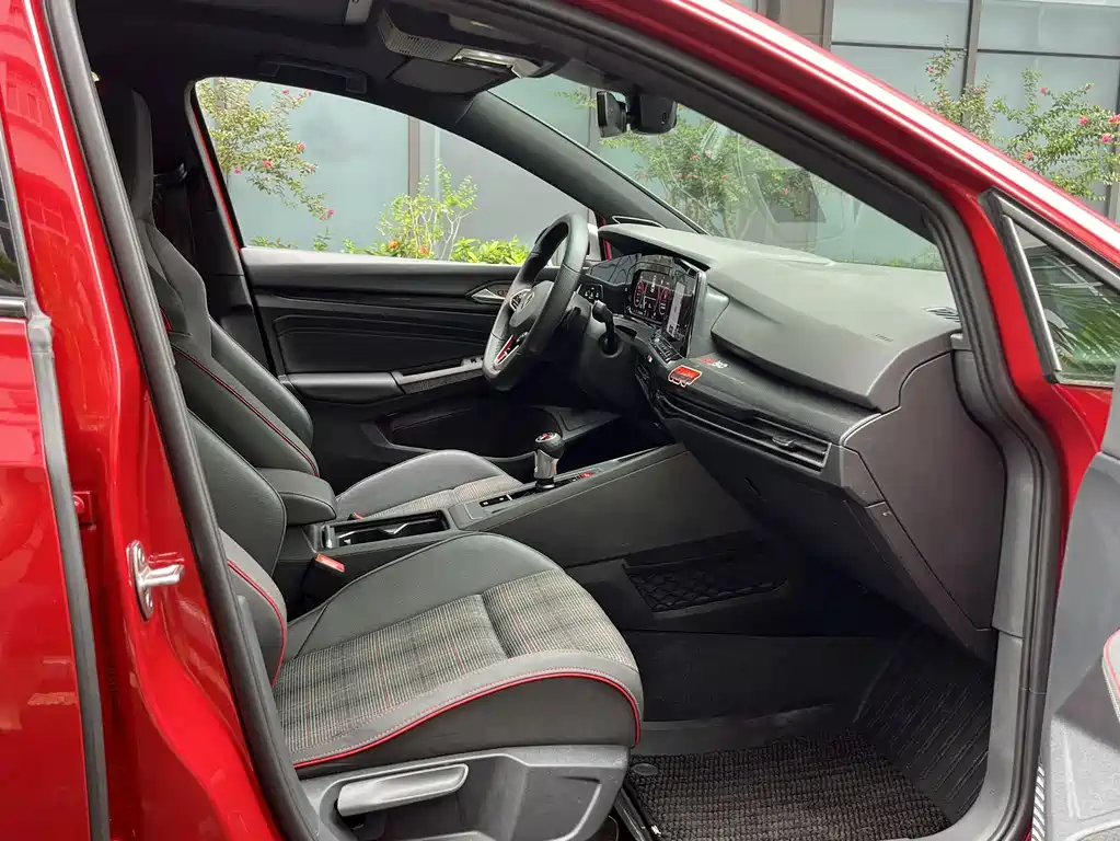 Volkswagen Golf GTI — фото 11