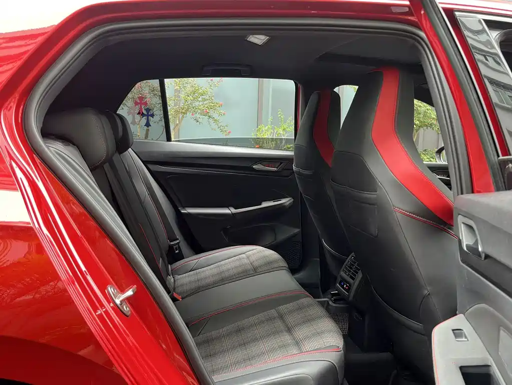 Volkswagen Golf GTI — фото 10