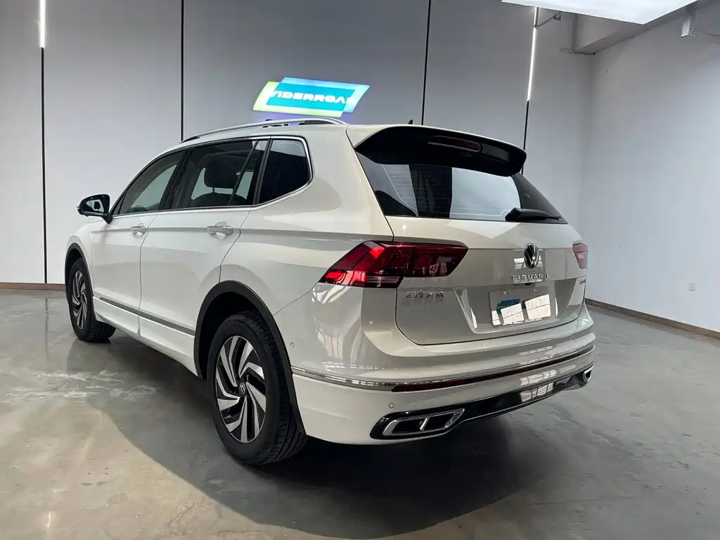 Volkswagen Tiguan L — фото 3