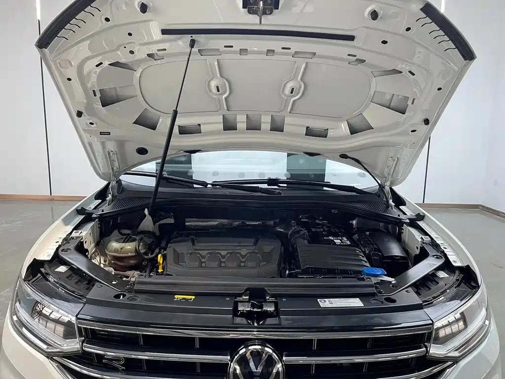 Volkswagen Tiguan L — фото 29