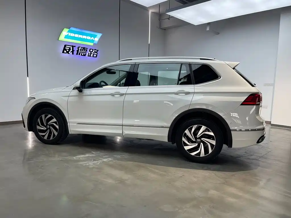 Volkswagen Tiguan L — фото 4