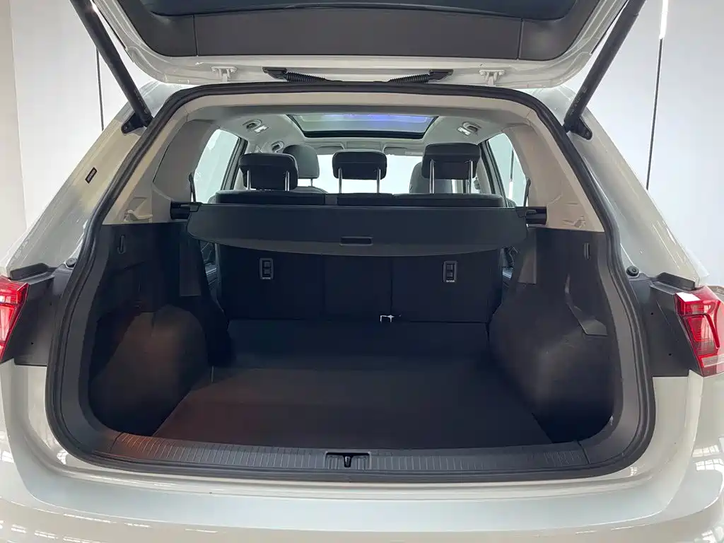 Volkswagen Tiguan L — фото 8