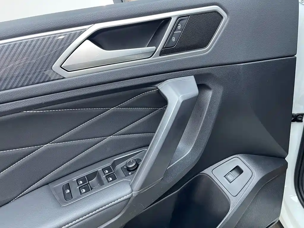 Volkswagen Tiguan L — фото 10