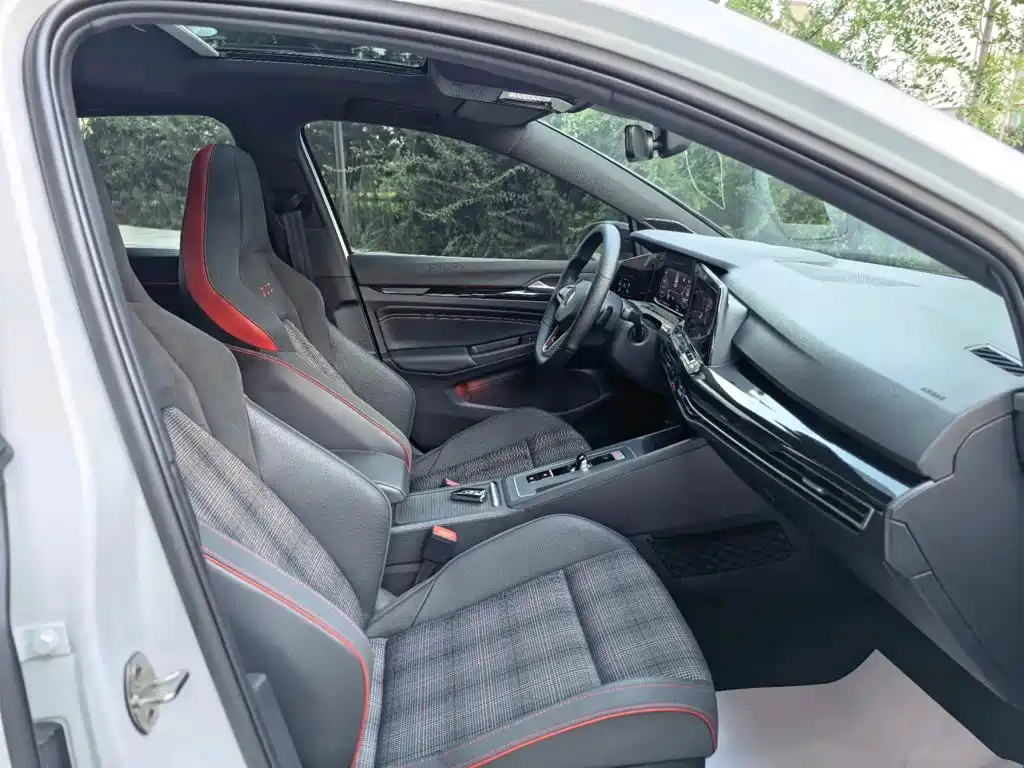 Volkswagen Golf GTI — фото 11