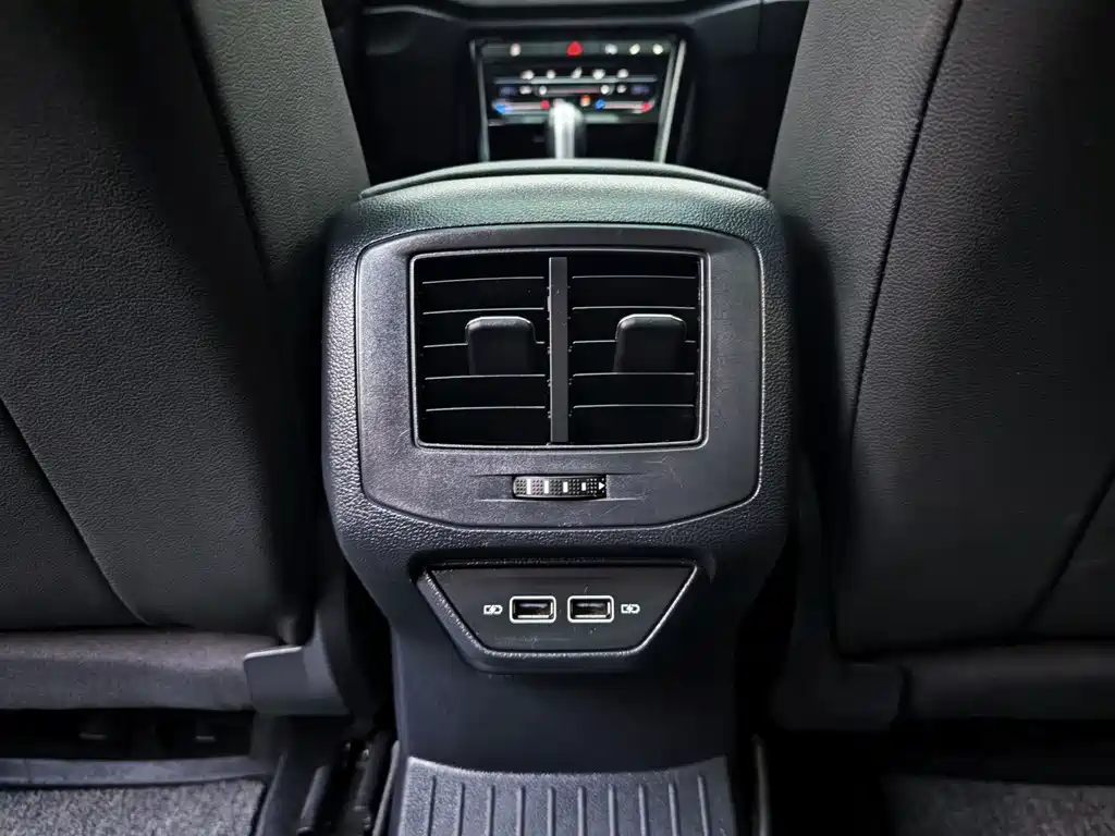 Volkswagen T-Roc — фото 13