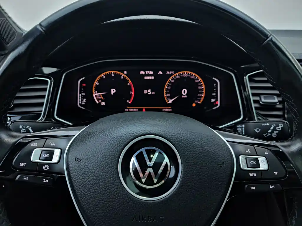 Volkswagen T-Roc — фото 20