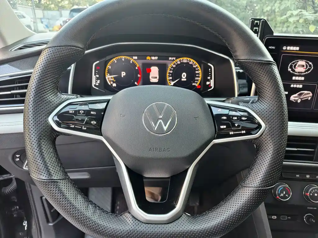 Volkswagen Tiguan L — фото 11