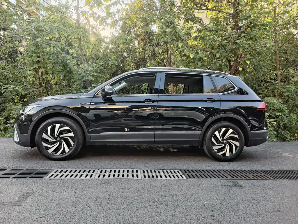 Volkswagen Tiguan L — фото 4