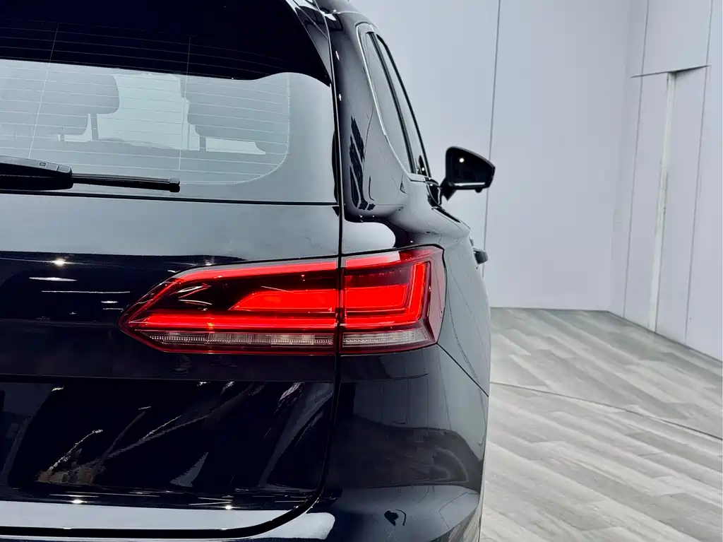 Volkswagen Touareg — фото 28