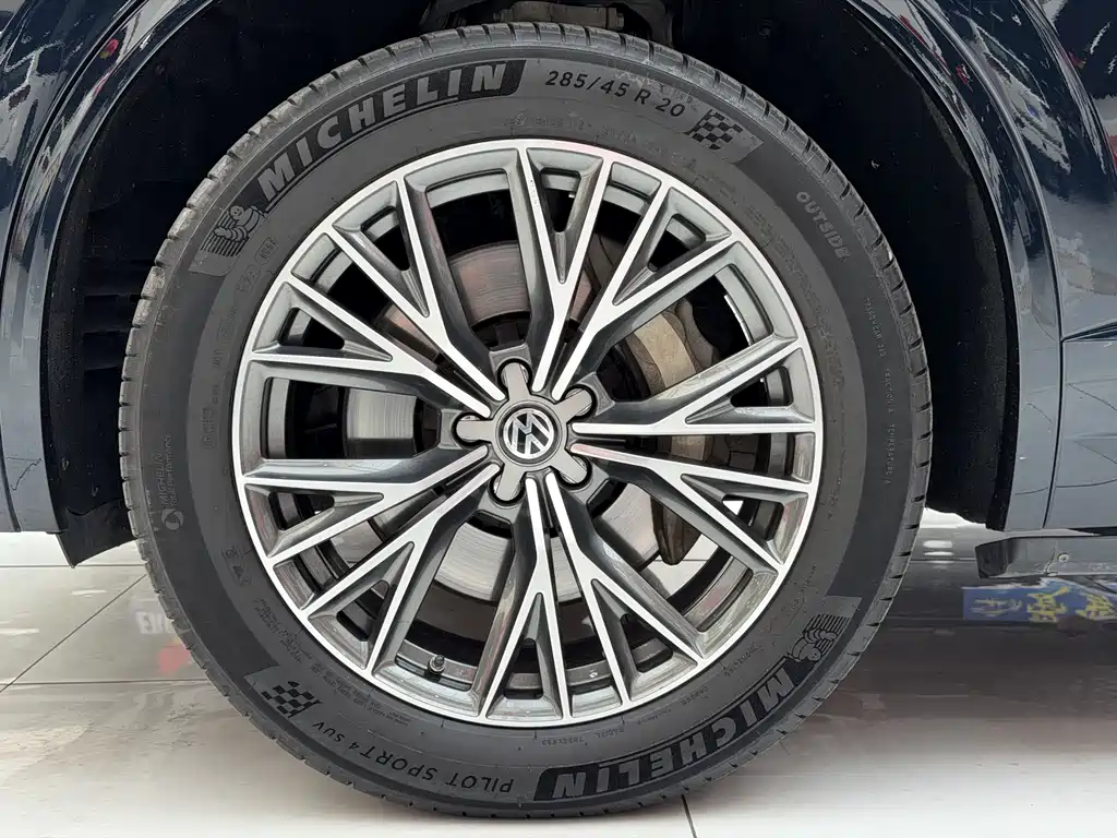 Volkswagen Touareg — фото 14