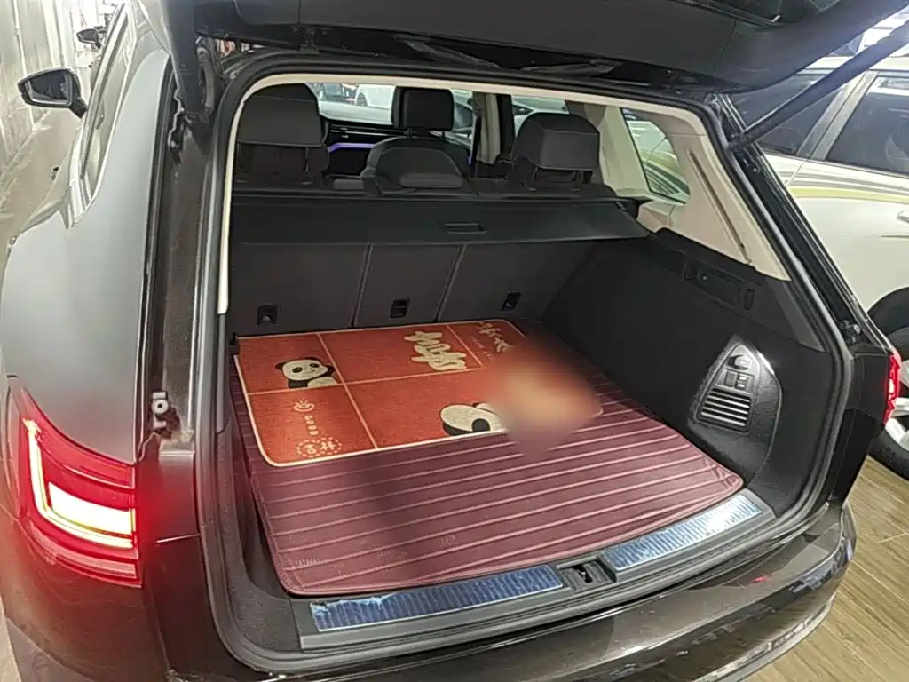 Volkswagen Touareg — фото 19