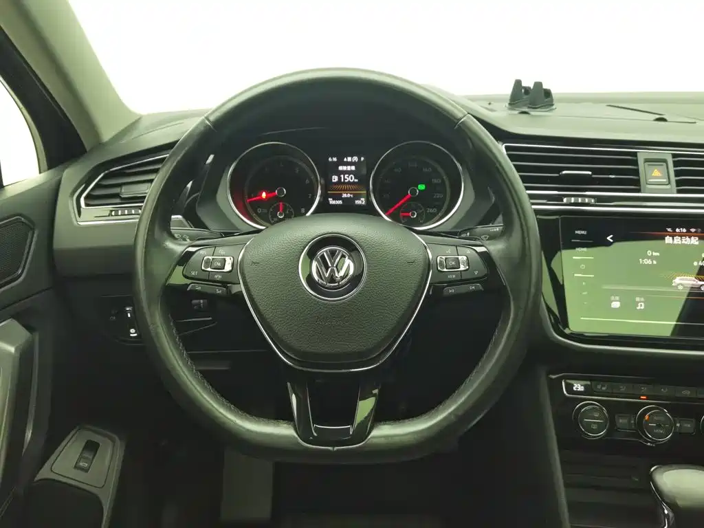 Volkswagen Tiguan L — фото 11