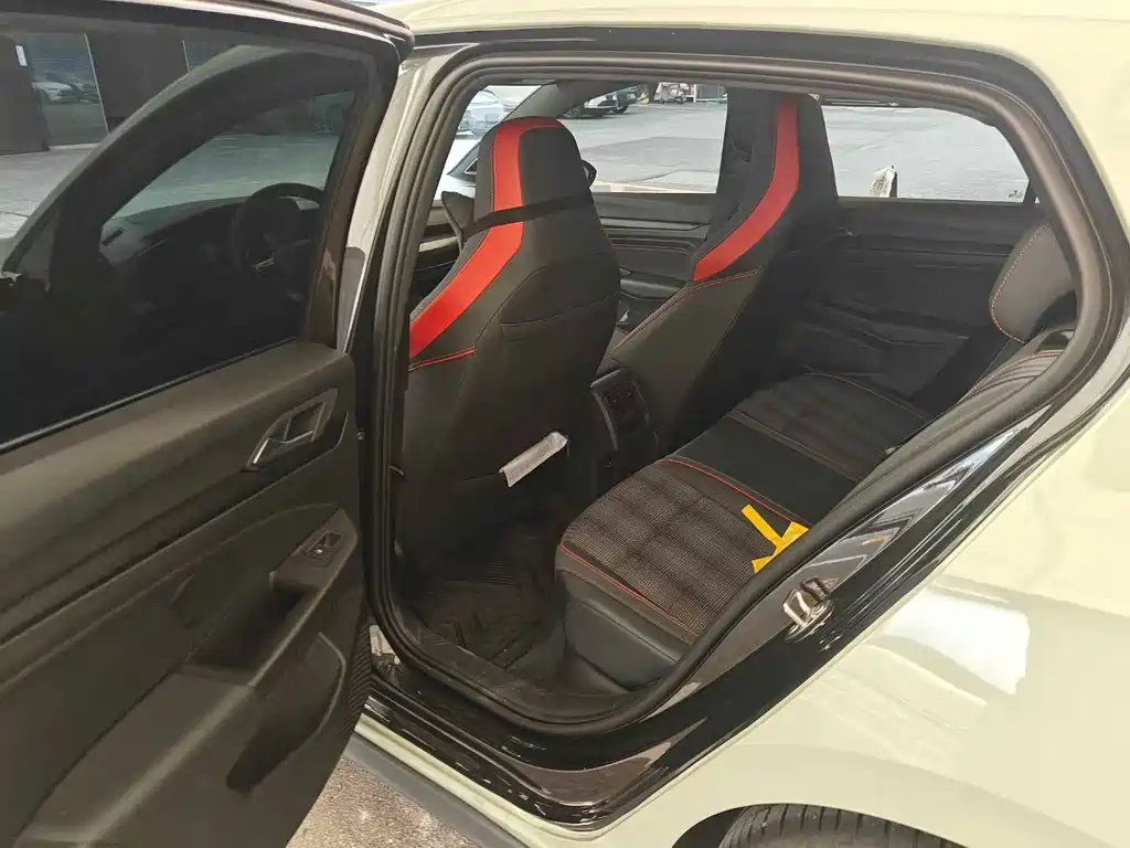 Volkswagen Golf GTI — фото 5