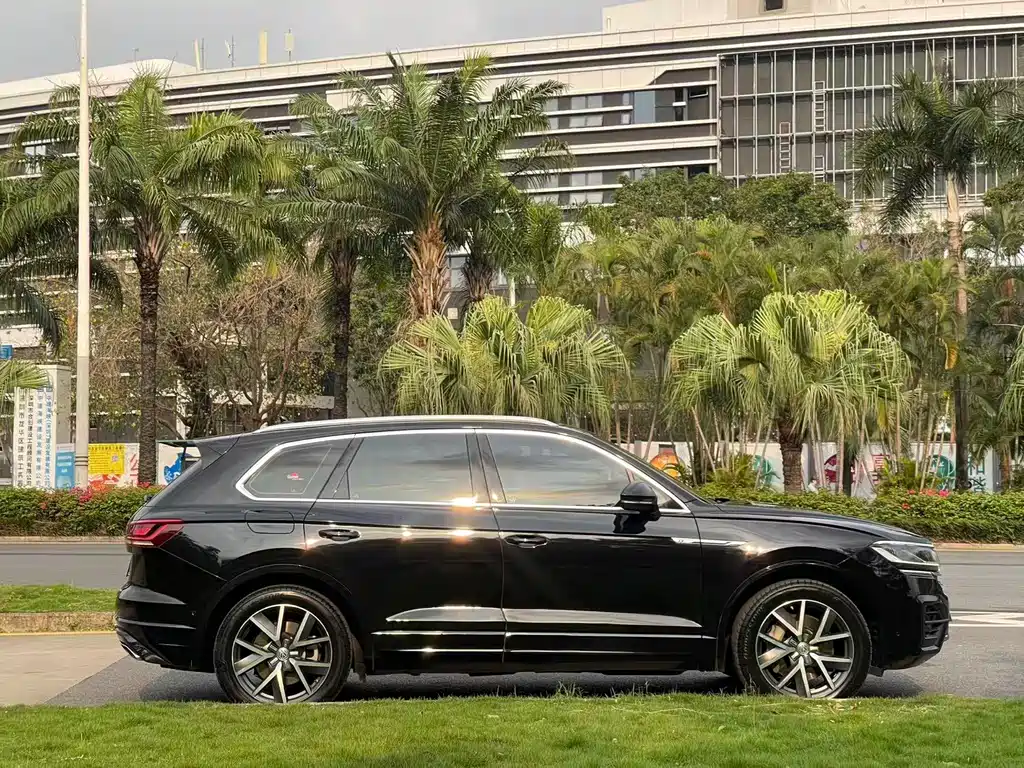 Volkswagen Touareg — фото 14