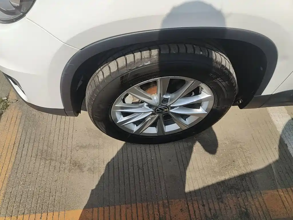 Volkswagen Tiguan — фото 23