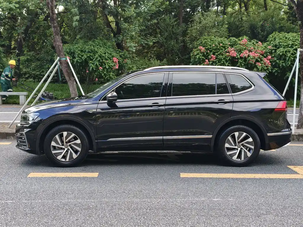 Volkswagen Tiguan L PHEV — фото 7