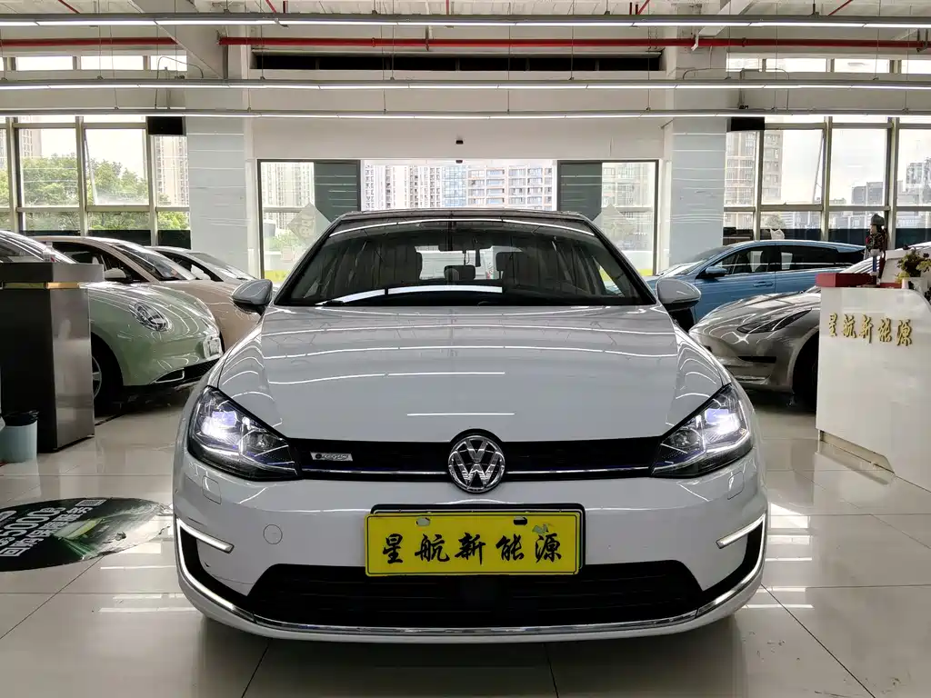 Volkswagen Golf EV — фото 2