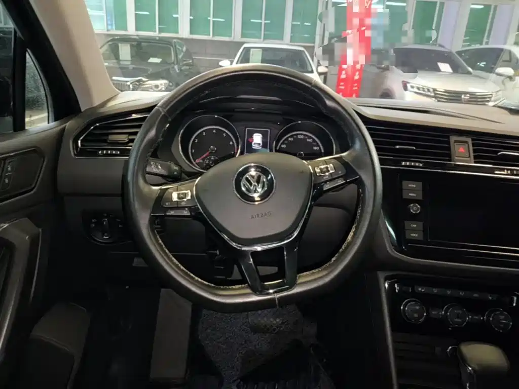 Volkswagen Tiguan L — фото 11