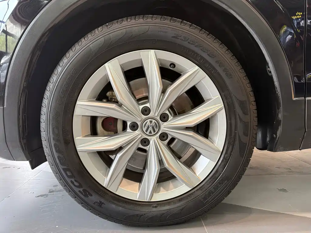 Volkswagen Tiguan — фото 14