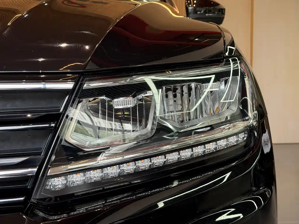 Volkswagen Tiguan — фото 16