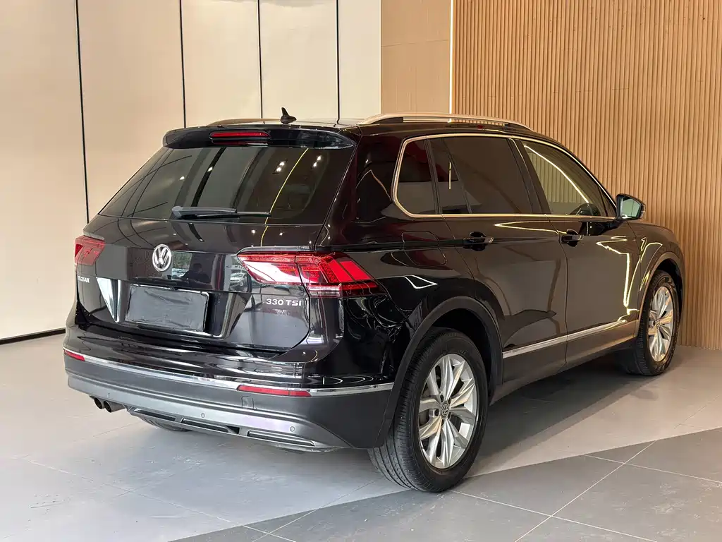 Volkswagen Tiguan — фото 17