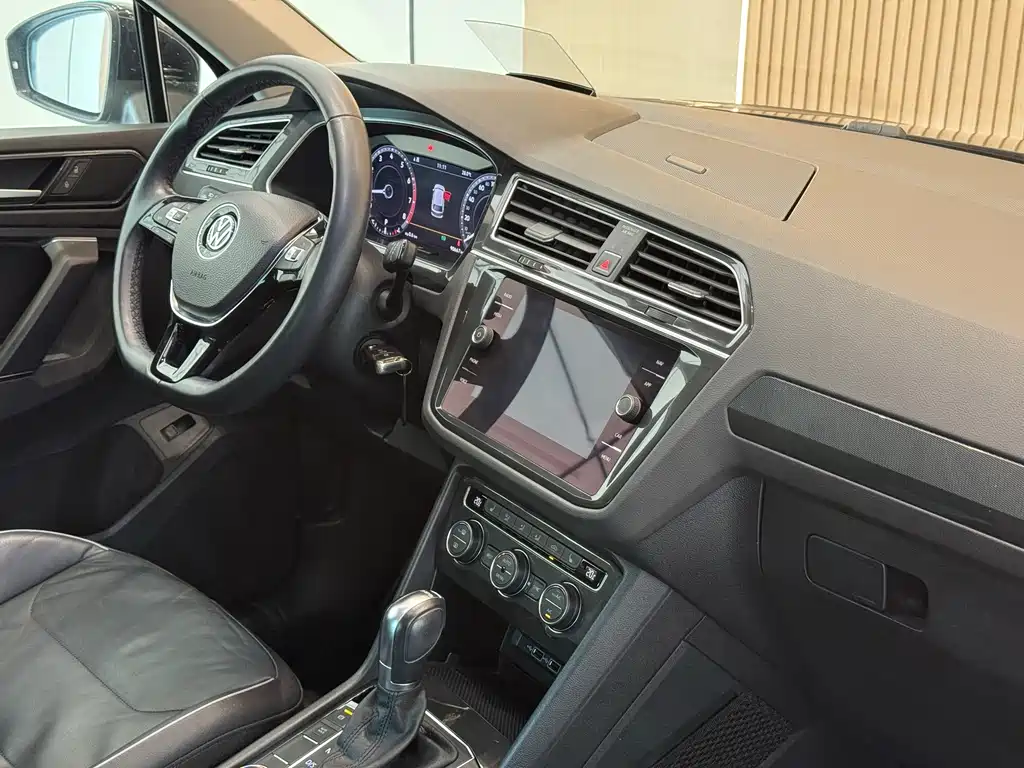 Volkswagen Tiguan — фото 10
