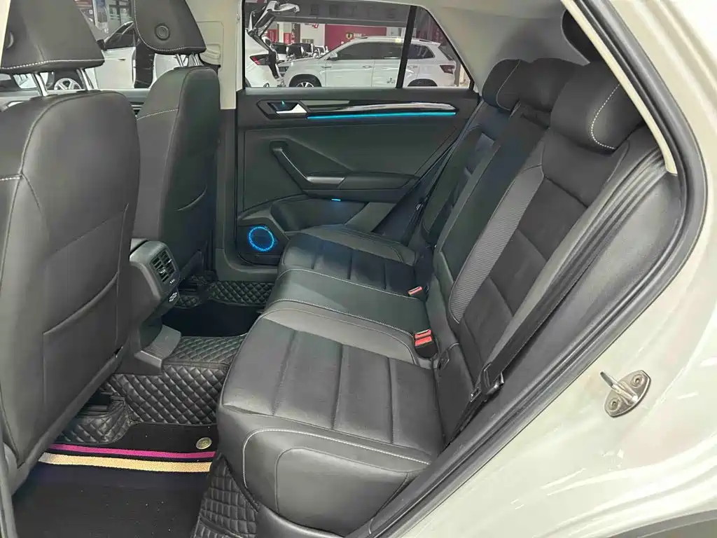 Volkswagen T-Roc — фото 14
