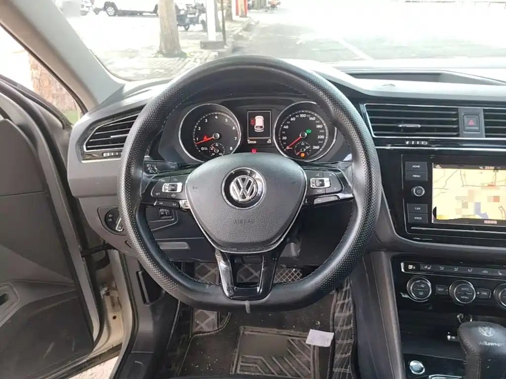 Volkswagen Tiguan L — фото 11