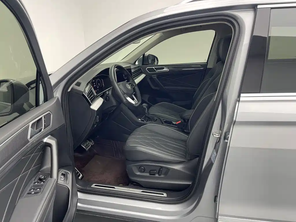 Volkswagen Tiguan L — фото 22