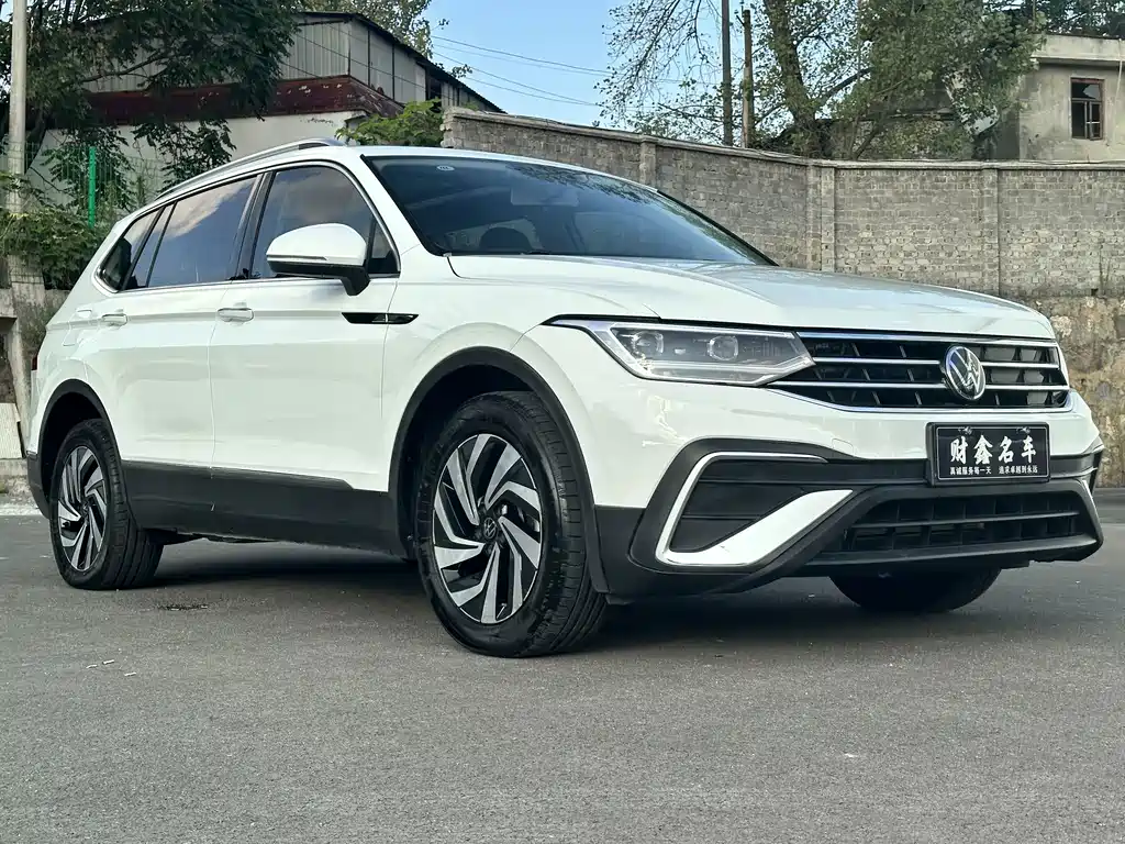 Volkswagen Tiguan L — фото 3