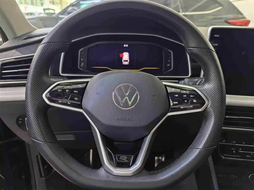 Volkswagen Tiguan L — фото 11