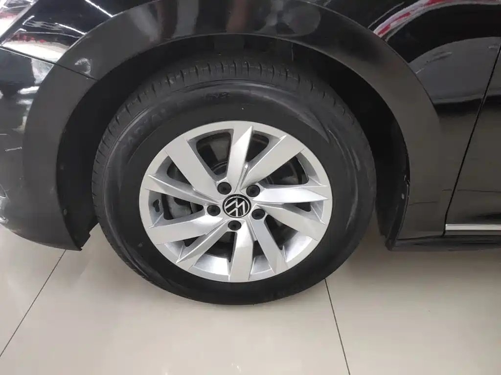 Volkswagen Passat — фото 23
